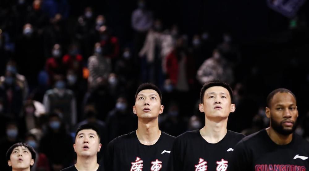 因此，弗洛伦蒂诺考虑明夏先签下阿尔瓦雷斯，他其实早就被皇马盯上，但最终去了曼城。